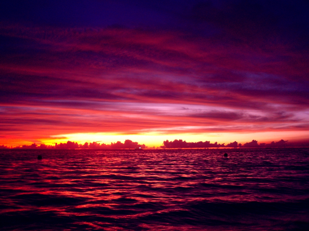 荒れる海の夕日