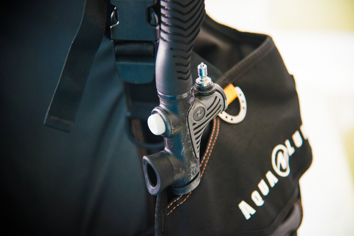 ダイビング器材のBCD(浮力調整具)とは?各部の名称と使用方法