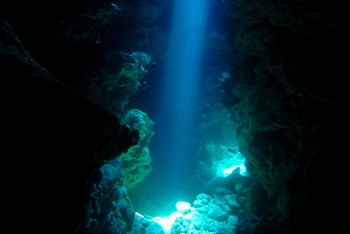 瀬底島 ラビリンスの幻想的な光