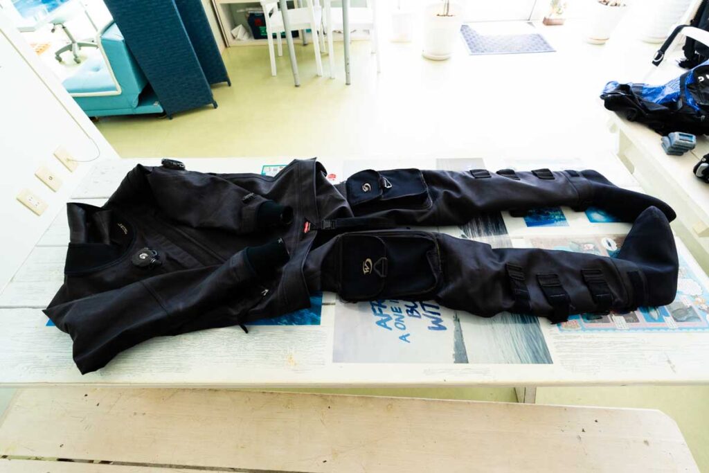 ドライスーツの前ファスナータイプ