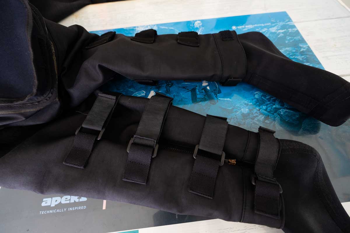 ドライスーツの「吹き上げ」