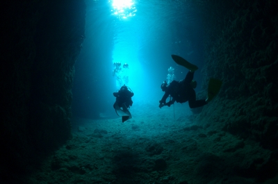 沖縄恩納村 青の洞窟　人気のダイビングスポット