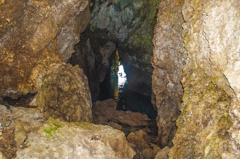 沖縄の恩納村にある青の洞窟について