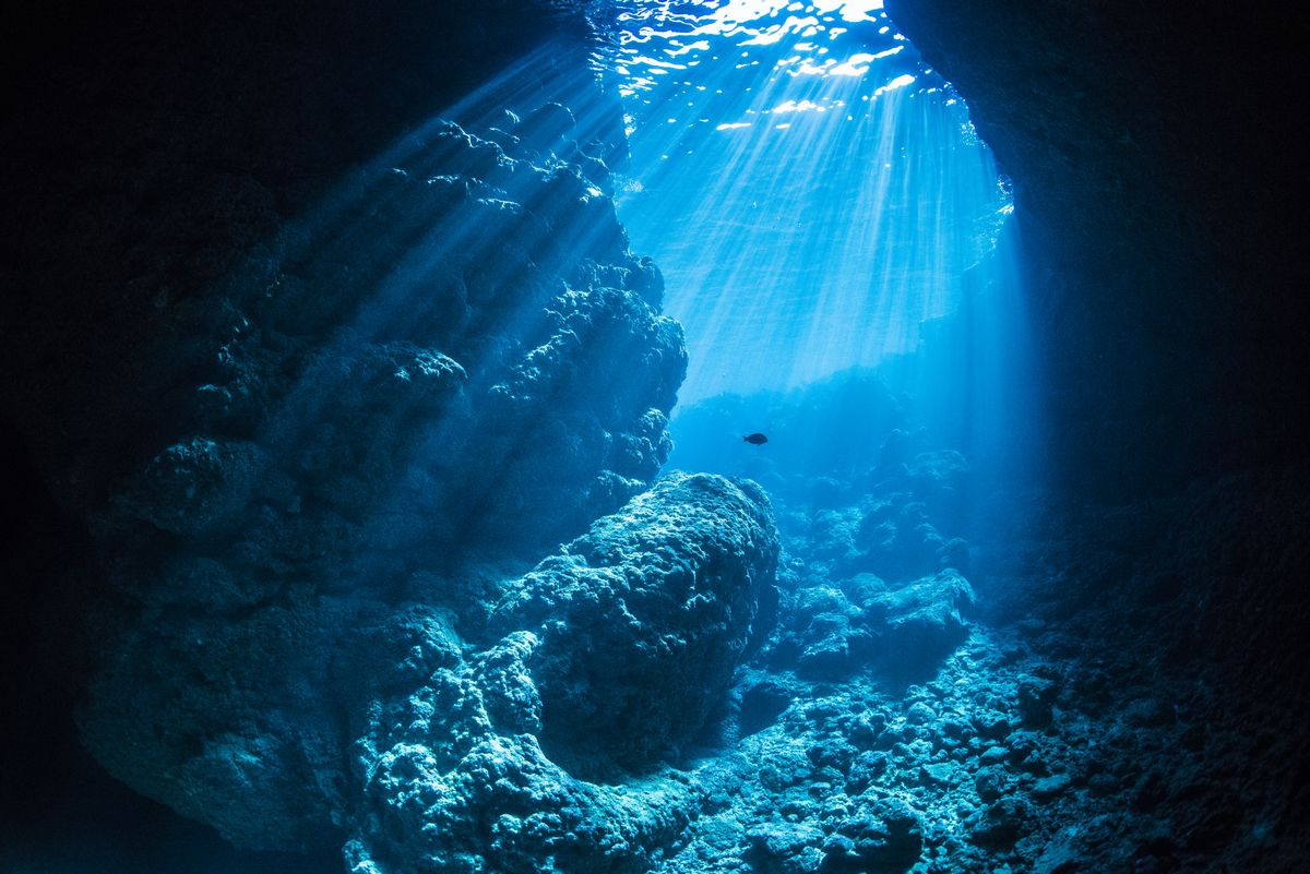 青の洞窟に降り注ぐ神秘の光