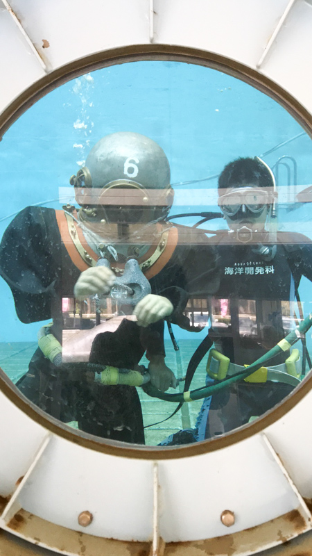 アオイの南部ダイバーとヘルメット潜水 | 沖縄ダイビングライセンス©