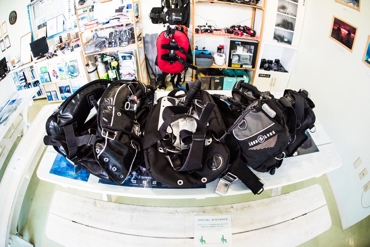 ダイビング器材のBCD(浮力調整具)とは？各部の名称と使用方法