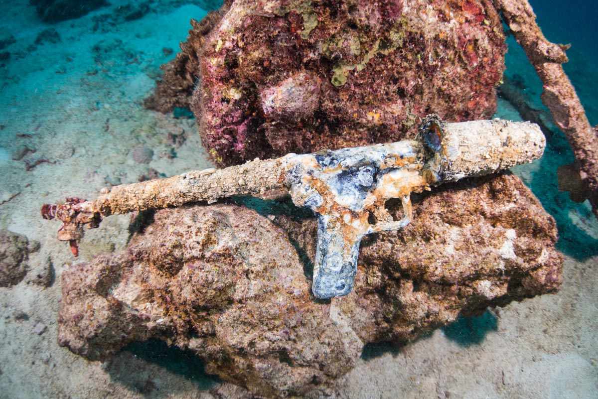 読谷村の残波岬で発見された大量のライフル「M1ガーランド」