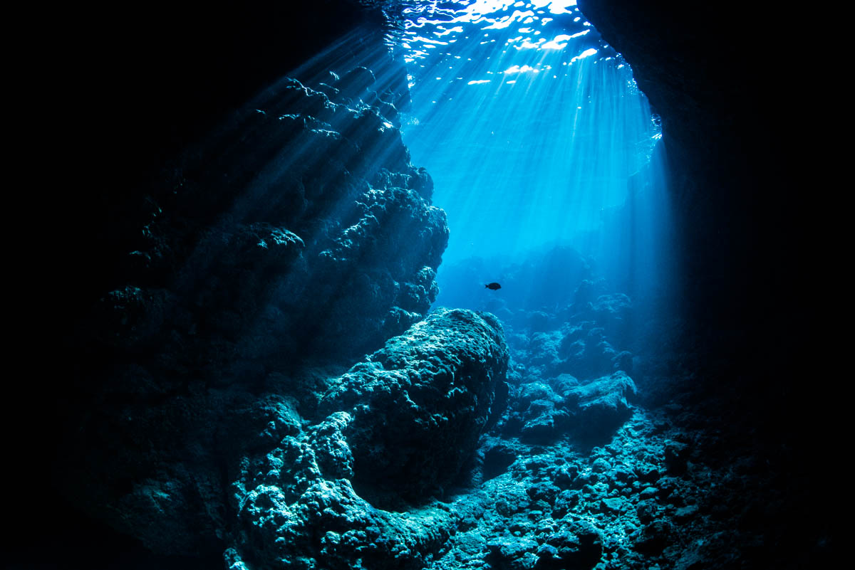 沖縄で人気ナンバーワンのスポット「青の洞窟」