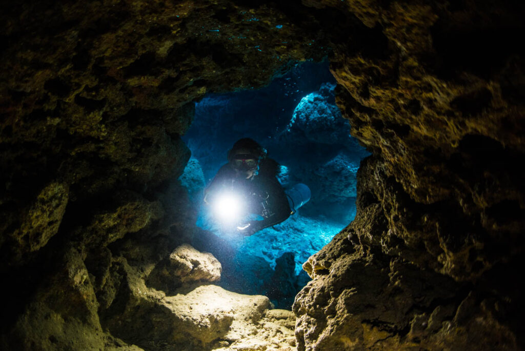 洞窟を探検するダイバーの光