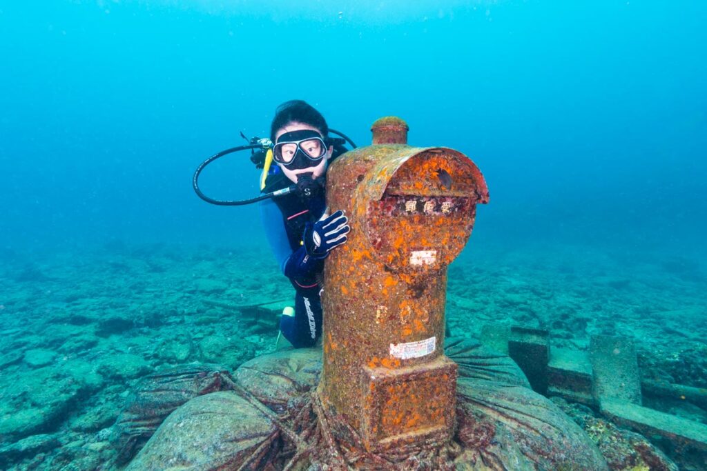 海底ポストとダイバー・沖縄北谷町の砂辺