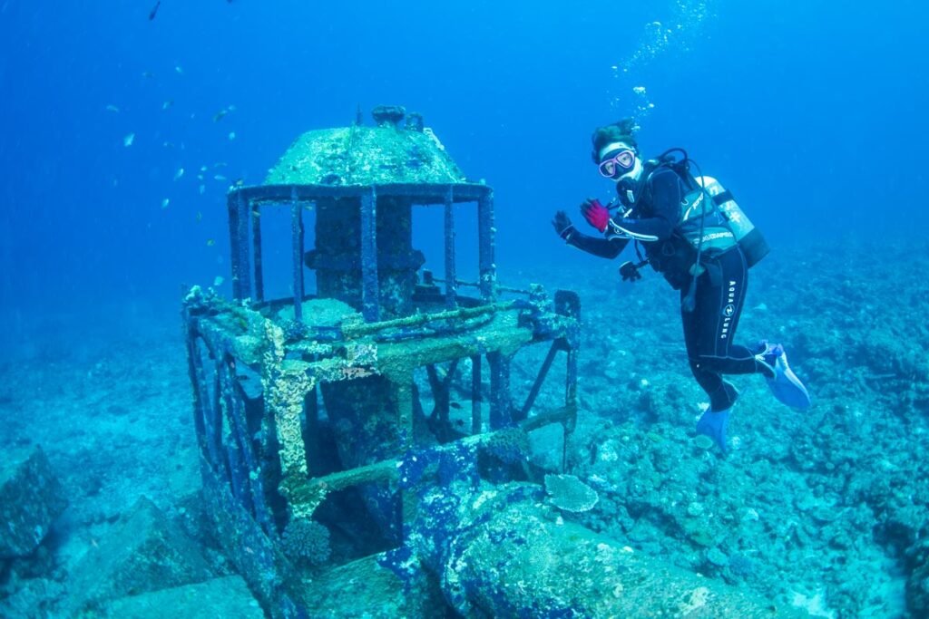 沖縄美ら海水族館の沖・秘密基地の人工物
