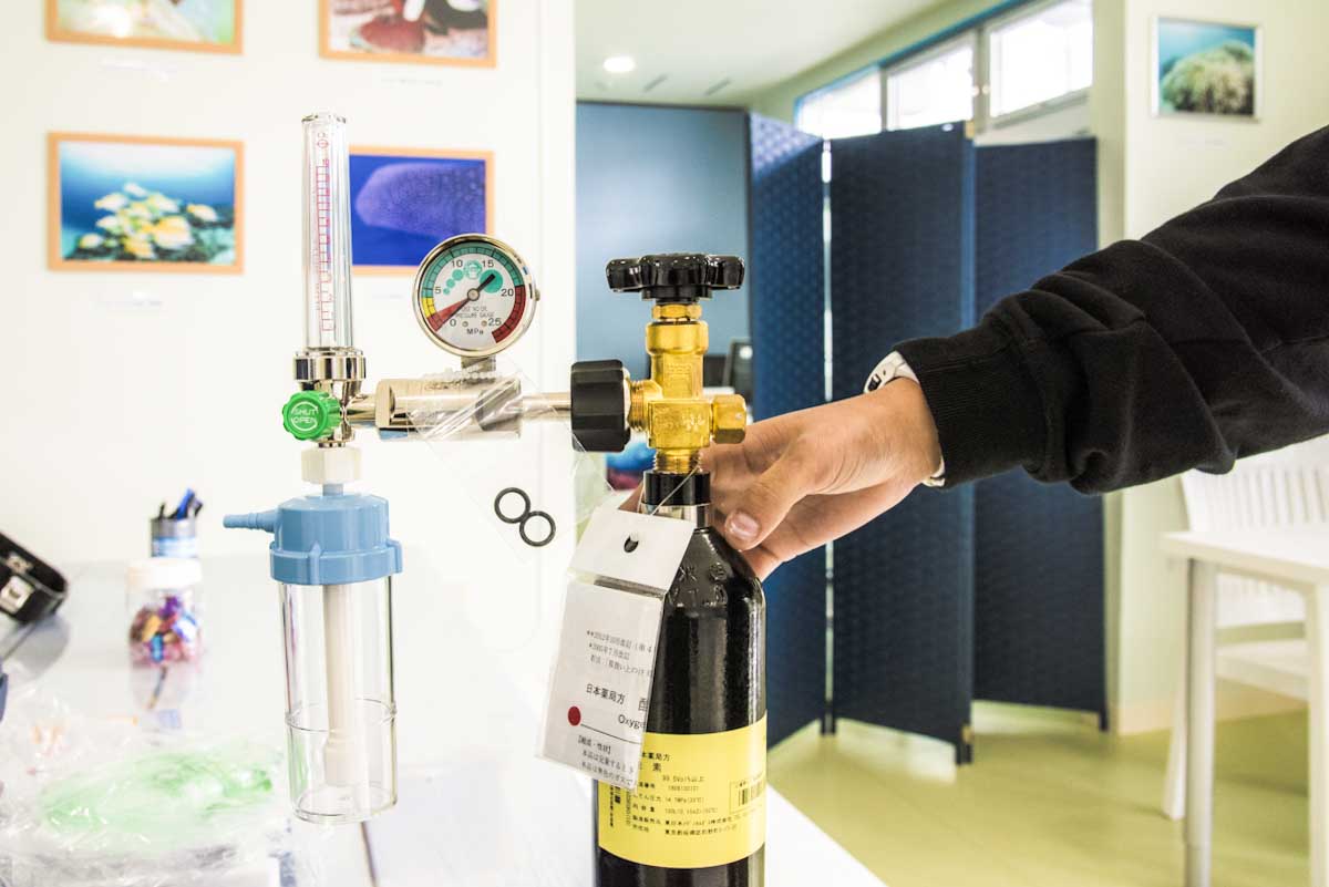 減圧症(潜水病)の手当で使用する緊急用酸素キット(純酸素)