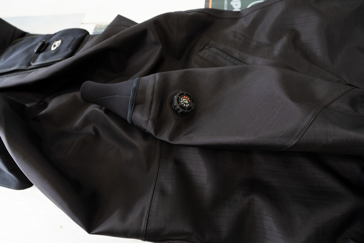 リストバルブで簡単に排気ができる