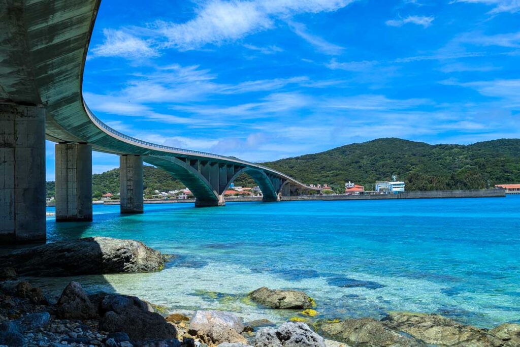 沖縄の慶留間島と阿嘉島をつなぐ阿嘉大橋