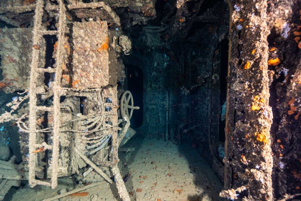 機関室・エモンズ(USS Emmons)の沈没船