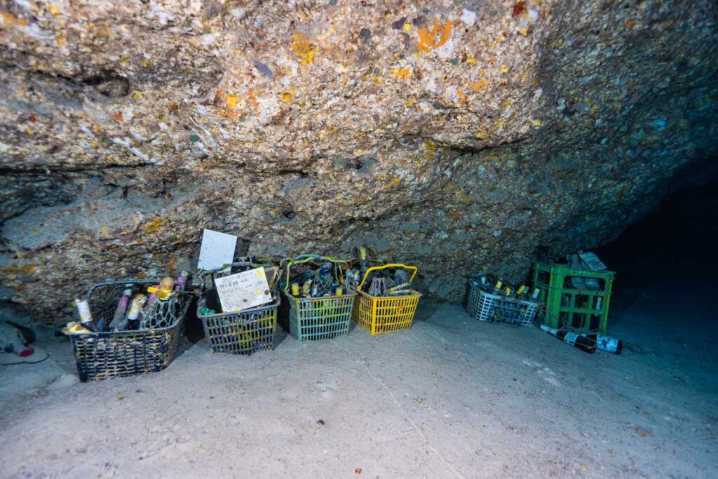 海底で熟成している泡盛・伊江島