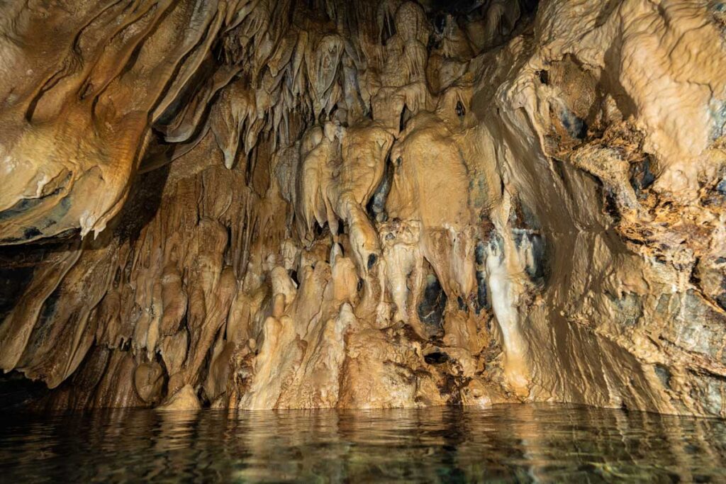 鍾乳石・辺戸岬ドーム(宜名真海底鍾乳洞)