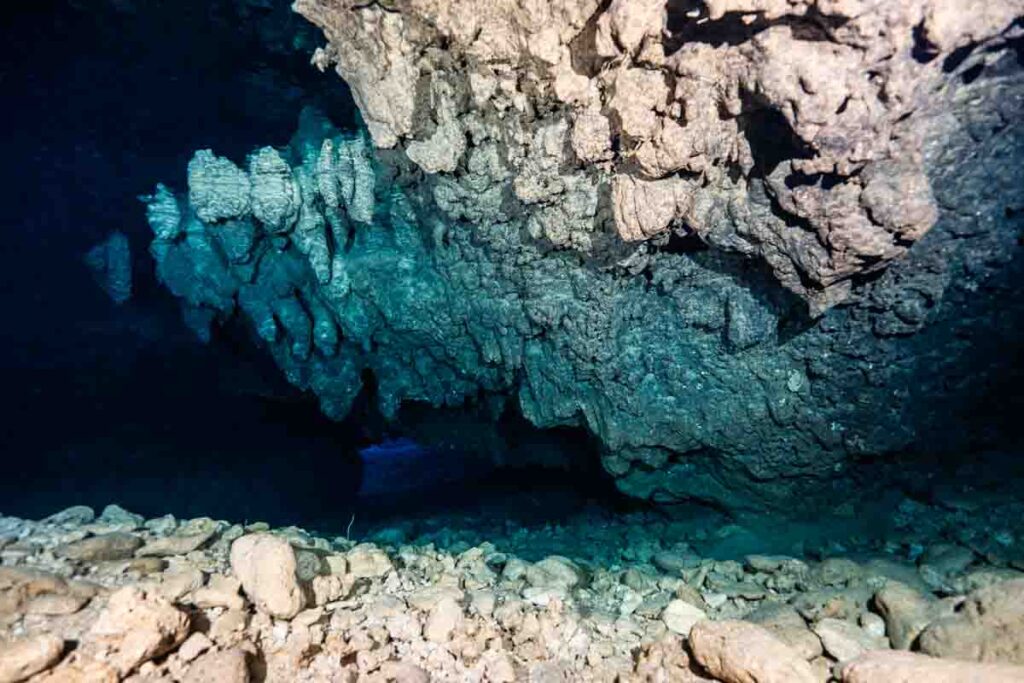 海底洞窟・トライアングルホール