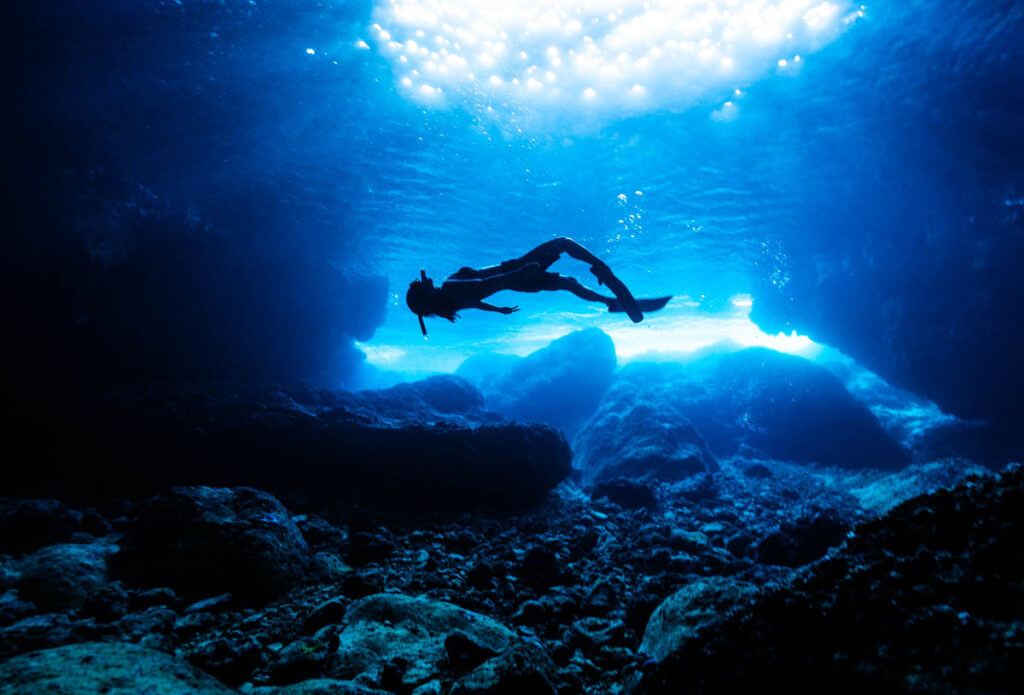 ダイバーと万座鍾乳洞・シークレットケーブ