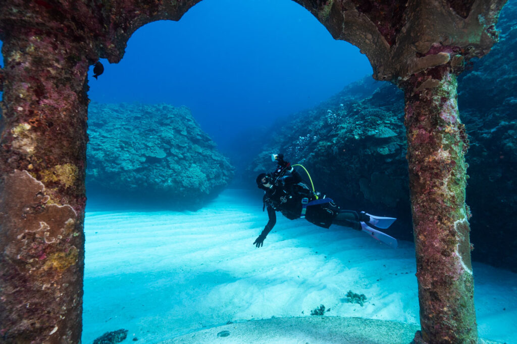 海中宮殿とダイバー・与論島